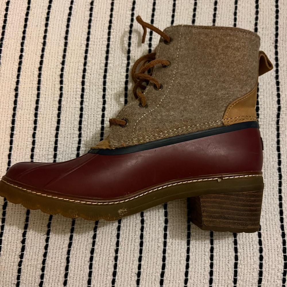 Sperry Burgundy and Tan Chunky Heel Duck Boots, size 9.5 - Picture 4 of 13